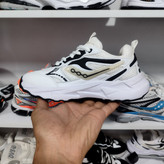 کفش زنانه مدل ساکنی ـ saucony رنگ سفید مشکی